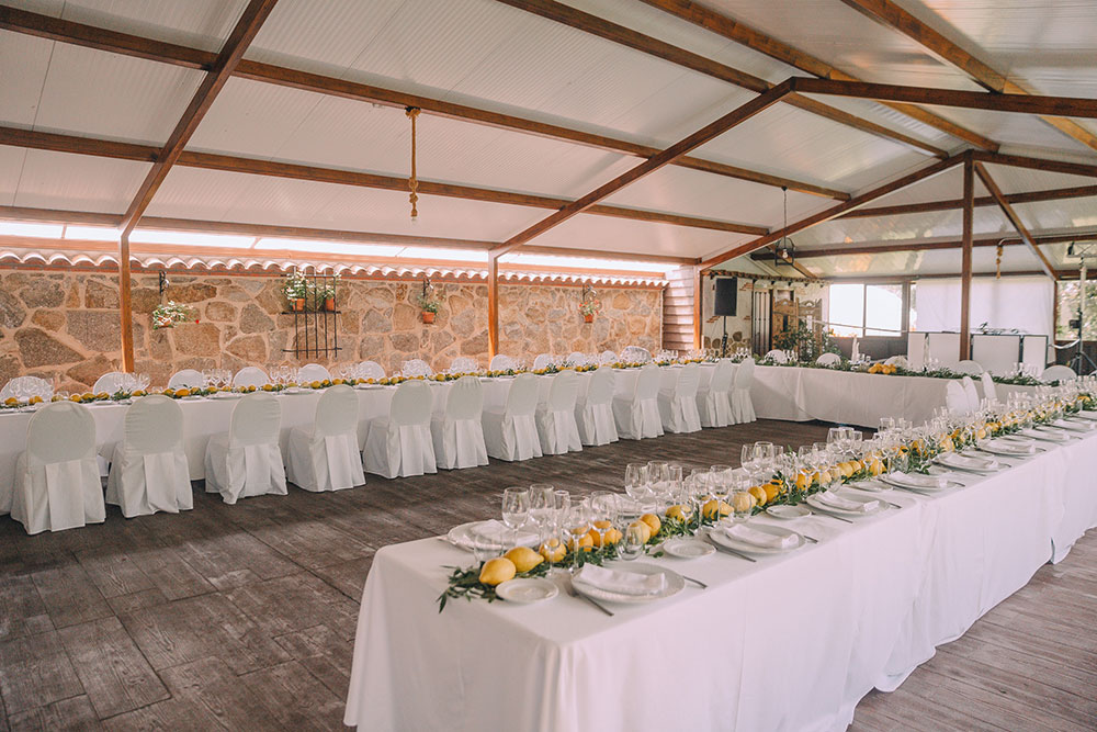 Mesa de la boda de Lorena y Barra en la Finca el Venero, organizada por La Alquimista Eventos